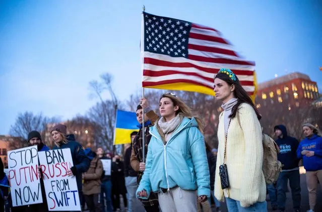 Activists hold Ukranian and US flags as they protest against Russia’s invasion of Ukraine during a rally at Lafayette Square, across from the White House, in Washington, DC on February 25, 2022. Russian President Vladimir Putin unleashed a full-scale invasion on Thursday that has forced more than 50,000 people to flee Ukraine in just 48 hours. (Photo by Mandel Ngan/AFP Photo)