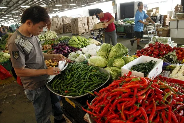 Customers shop at a vegetable and fruits wholesale market in Singapore August 22, 2013. (Photo by Edgar Su/Reuters)