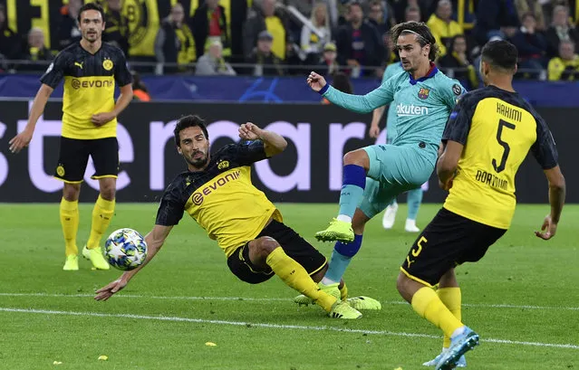 Barcelona's Antoine Griezmann, second right, attempts a shot at goal in front of Dortmund's Mats Hummels during the Champions League Group F soccer match between Borussia Dortmund and FC Barcelona in Dortmund, Germany, Tuesday September 17, 2019. (Photo by Martin Meissner/AP Photo)