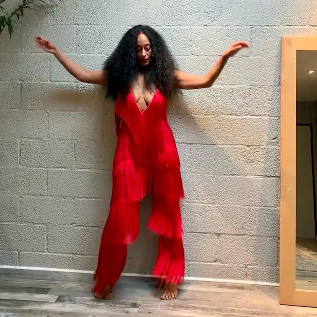 American actress Tracee Ellis Ross uses her fringe to “shimmy shimmy coco pop” in the second decade of March 2022. (Photo by traceeellisross/Instagram)
