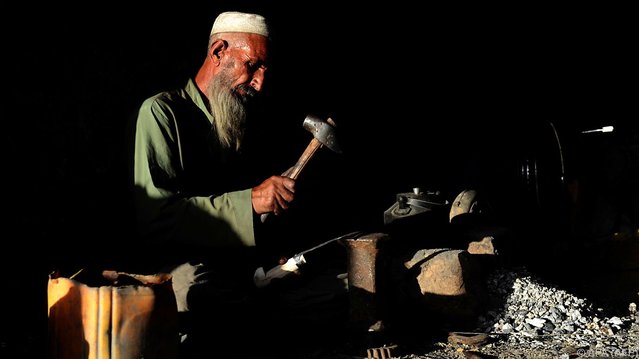 An Afghan blacksmith works at a shop in Kandahar on April 25, 2017. (Photo by AFP Photo/Stringer)