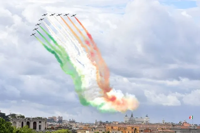 The Italian Air Force aerobatic unit Frecce Tricolori (Tricolor Arrows) spreads smoke with the colors of the Italian flag over the Piazza Venezia in Rome on June 2, 2016 as part of the Republic Day ceremony. (Photo by Tiziana Fabi/AFP Photo)