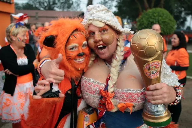 Dutch fans head for the Arena Corinthians soccer stadium to watch the Netherlands play Chile for Group B of the 2014 World Cup in Sao Paulo, June 23, 2014. (Photo by Chico Ferreira/Reuters)