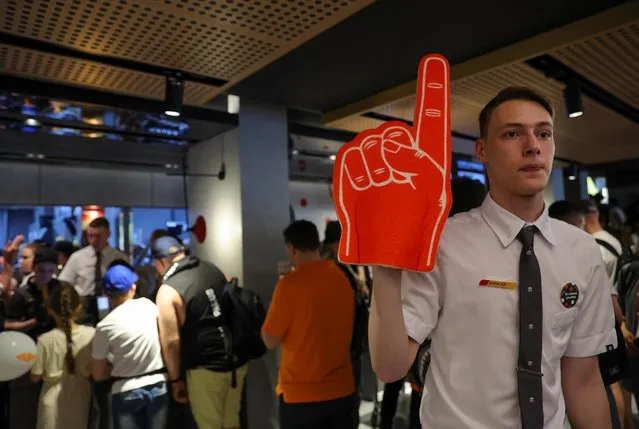 An employee invites customers at the new restaurant “Vkusno & tochka”, which opens following McDonald's Corp company's exit from the Russian market, in Moscow, Russia on June 12, 2022. (Photo by Evgenia Novozhenina/Reuters)