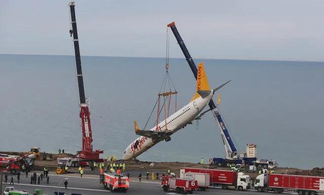 A Pegasus Airlines Boeing 737-800 aircraft, which was skidded off the runway on Saturday, January 13, 2018, is lifted by a crane at Trabzon airport by the Black Sea in Trabzon, Turkey January 18, 2018. (Photo by Reuters/Dogan News Agency)