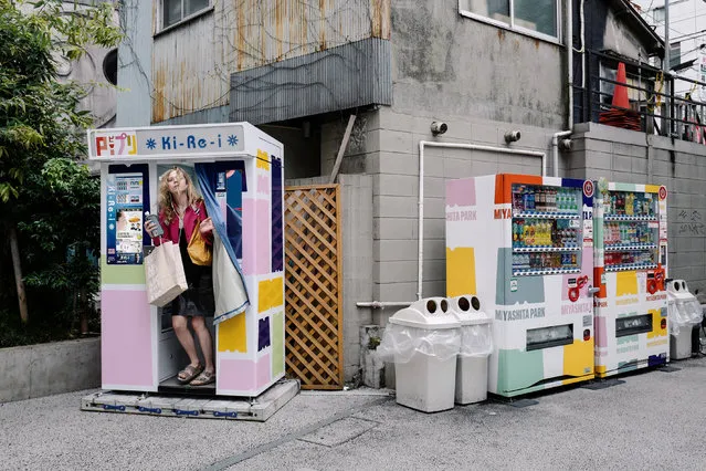 Ki-Re-i by Takahiro Toh (Japan, 3rd Place). “The diverse array of vending machines and photo ID machines is unique to Japanese culture. I felt that a woman coming out of this photo booth in Shibuya, Tokyo, with the two vending machines to the side, would create a stylish scene. Ki-Re-i means “beautiful” in Japanese”. (Photo by Takahiro Toh /Sony World Photography)