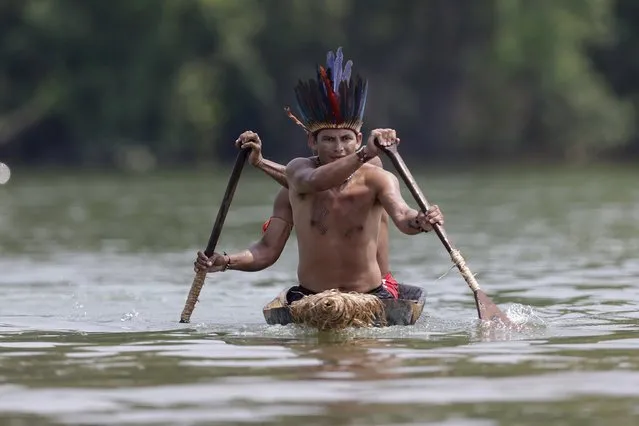 Indigenous men from Terena tribe compete in a canoeing competition during the first World Games for Indigenous Peoples in Palmas, Brazil, October 30, 2015. (Photo by Ueslei Marcelino/Reuters)