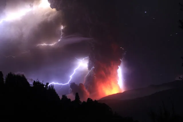 Lightning bolts strike around the Puyehue-Cordon Caulle volcanic chain near southern Osorno city, Chile, June 5, 2011. (Photo by Ivan Alvarado/Reuters)