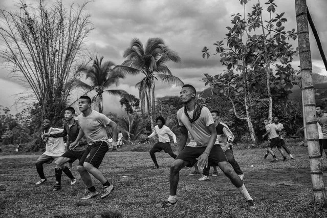 Peace football club: Members of the Colombian army play a friendly match with a FARC team in Vegaez, Antioquia, Colombia, September 16, 2017. Guerrillas of the Revolutionary Armed Forces of Colombia (FARC), having laid down weapons after more than 50 years of conflict, have moved from jungle camps to ‘transitional zones’ across the country, to demobilize and begin the return to civilian life. Many are taking part in football matches with teams made up of members of the Colombian military, as well as victims of the conflict. The plan is for the best players from transitional-zone teams to form La Paz FC (Peace FC) football team. (Photo by Juan D. Arredondo/World Press Photo)