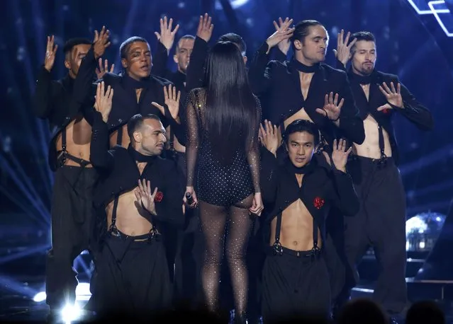 Selena Gomez performs "Same Old Love" with a group of dancers during the 2015 American Music Awards in Los Angeles, California November 22, 2015. (Photo by Mario Anzuoni/Reuters)