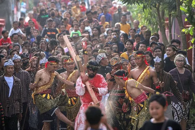 People participate in a re-enactment of the crucifixion of Jesus Christ during Good Friday at Jawi Wetan Christian church in Mojokerto, East Java province, Indonesia, April 7, 2023, in this photo taken by Antara Foto. (Photo by Rizal Hanafi/Antara Foto via Reuters)