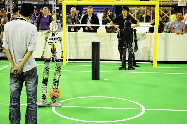 Soccer Humanoid adult (HuroEvolution AD / Taiwan (white)  vs JoiTech / Japan (black)) at the World Championship finals of RoboCup 2013 in Eindhoven (NL). (Photo by Bart van Overbeeke)