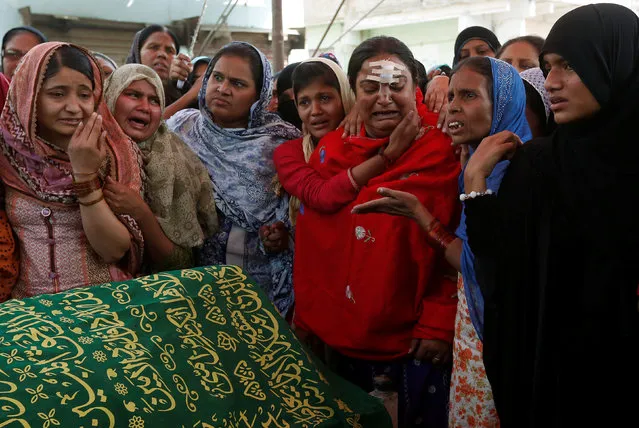 Women mourn over the coffin of a relative, who was killed in an explosion at the Shah Noorani shrine in Baluchistan, during a funeral in Karachi, Pakistan, November 13, 2016. (Photo by Akhtar Soomro/Reuters)