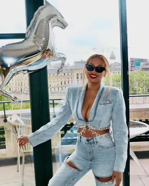 American singer-songwriter Beyoncé in the last decade of June 2023 plays with a "Renaissance"-inspired horse balloon. (Photo by beyonce/Instagram)
