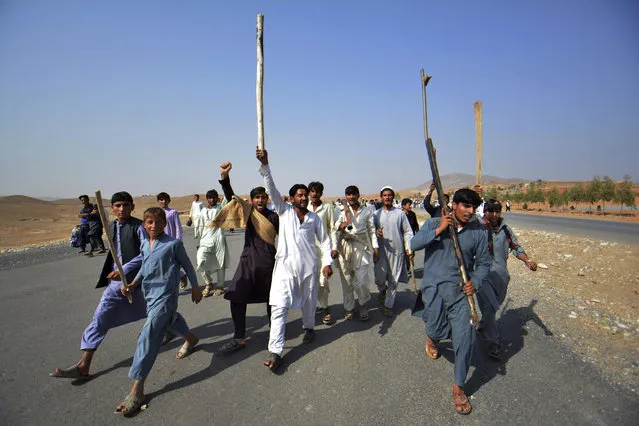 Afghans shout slogans against the government after a military operation left many civilians dead in Rodat district of Nangarhar province, east of Kabul, Afghanistan, Wednesday, October 24, 2018. An Afghan official says hundreds of villagers have blocked a major highway in eastern Nangarhar province to denounce the killings of civilians during an ongoing military operation against militants there. (Photo by Mohammad Anwar Danishyar/AP Photo)