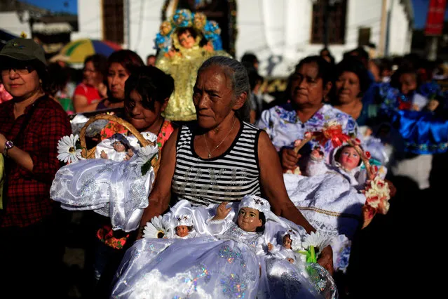 Catholic faithfuls hold figurines of baby Jesus during a religious procession on Holy Innocents Day in Antiguo Cuscatlan, El Salvador, December 28, 2016. (Photo by Jose Cabezas/Reuters)