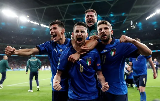 Jorginho of Italy celebrates with Matteo Pessina and Domenico Berardi after scoring their sides winning penalty in the penalty shoot out during the UEFA Euro 2020 Championship Semi-final match between Italy and Spain at Wembley Stadium on July 06, 2021 in London, England. (Photo by  Carl Recine/Pool via Reuters)
