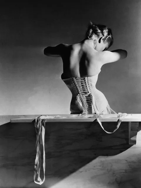 “Masterpieces of Fashion Photography”: The Mainbocher Corset, 1939. (Photo by Horst P. Horst/Vogue Archive Collection)