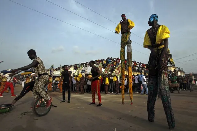 People in stilts take part in a parade during the Popo (Mask) Carnival of Bonoua, in the east of Abidjan, April 18, 2015. (Photo by Luc Gnago/Reuters)