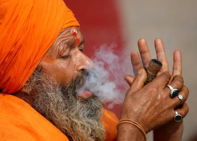 A Hindu holy man, or sadhu, smokes marijuana in a chillum at the premises of Pashupatinath Temple, ahead of the Shivaratri festival in Kathmandu, Nepal February 15, 2017. (Photo by Navesh Chitrakar/Reuters)