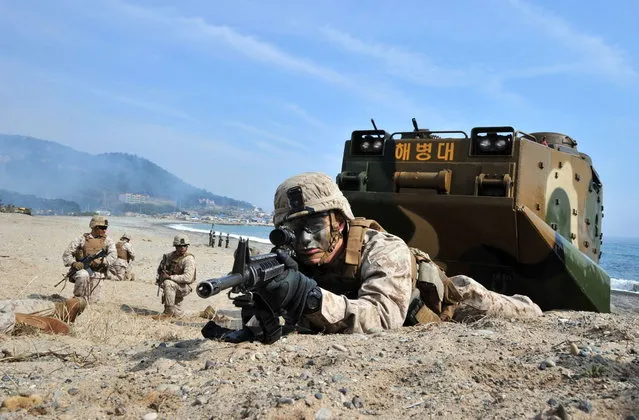 US Marines take a positon during a joint landing operation by US and South Korean Marines in Pohang, 270 kms southeast of Seoul, on March 31, 2014. (Photo by Jung Yeon-Je/AFP Photo)