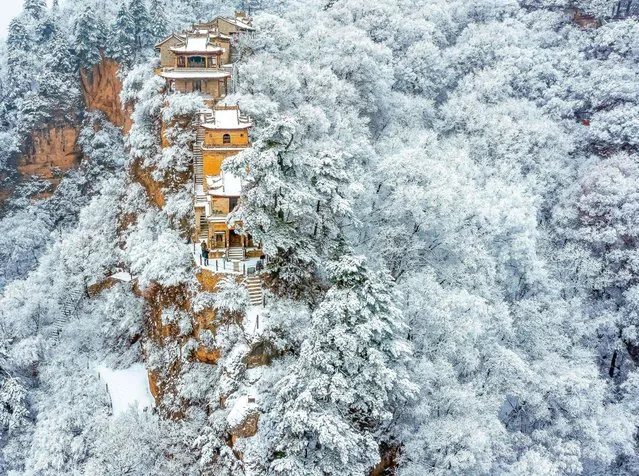 This aerial photo taken on January 25, 2022 shows a view of the Kongtong Mountain after a snowfall in Pingliang, in China's northwestern Gansu province. (Photo by AFP Photo/China Stringer Network)