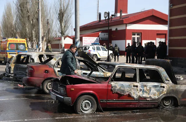 Burnt out vehicles are seen in the aftermath of a rocket attack on the railway station in the eastern city of Kramatorsk, in the Donbass region on April 8, 2022. (Photo by Anatolii Stepanov/AFP Photo)