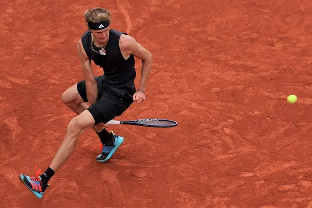 Germany's Alexander Zverev returns the ball to Austria's Sebastian Ofner during their men's singles match at the Court Suzanne-Lenglen on day one of the Roland-Garros Open tennis tournament in Paris on May 22, 2022. (Photo by Thomas Samson/AFP Photo)