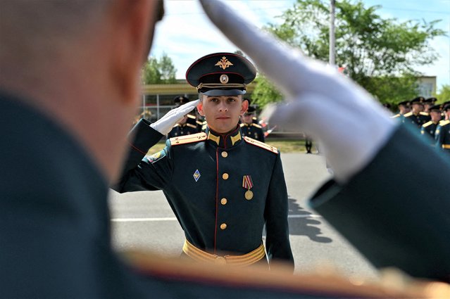 Russian officers salute during a graduation ceremony at the Tank-Automotive Engineering Institute in Omsk, Russia on June 12, 2022. (Photo by Alexey Malgavko/Reuters)