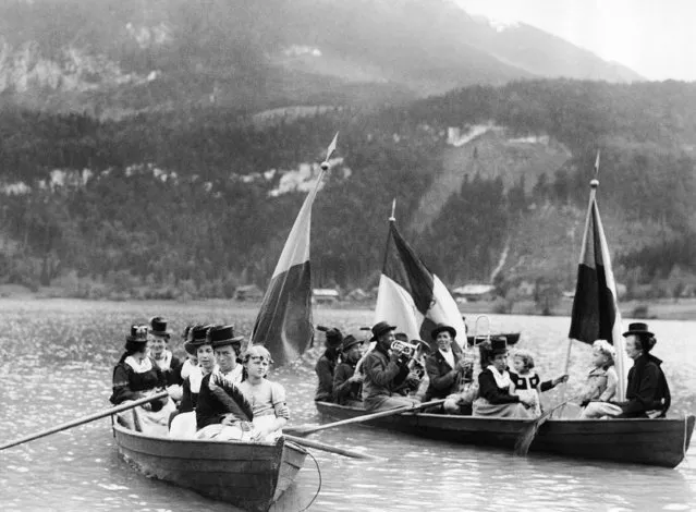 Thiersee villagers in their picturesque national dress arriving on the Thierses, Germany shore to watch the first dress rehearsal of the Passion Play on June 8, 1935. (Photo by AP Photo)