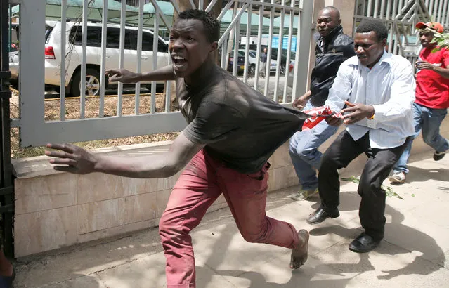 A suspected mugger attempts to escape from supporters of the opposition National Super Alliance (NASA) coalition during a protest calling for the sacking of election board officials involved in August's cancelled presidential vote, in Nairobi, Kenya on October 6, 2017. (Photo by Thomas Mukoya/Reuters)