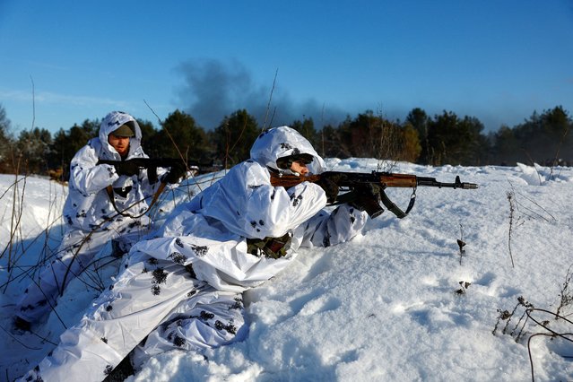 Ukrainian servicemen take part in anti-sabotage drills, amid Russia's attack on Ukraine, in Chernihiv region, Ukraine on December 5, 2023. (Photo by Valentyn Ogirenko/Reuters)