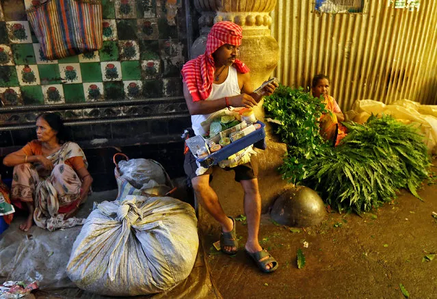 A vendor prepares paan, a betel nut-based chewable stimulant, at a market in Kolkata, India, August 25, 2016. (Photo by Rupak De Chowdhuri/Reuters)