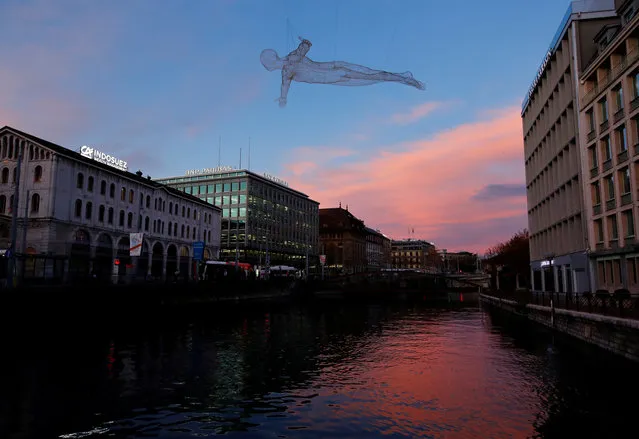An element of the installation “Voyageurs” by French artist Cedric Le Borgne is pictured at sunrise near Credit Agricole Indosuez and BNP Paribas banks near the “Quartier des Banques” Financial District in Geneva, Switzerland on November 23, 2017. (Photo by Denis Balibouse/Reuters)
