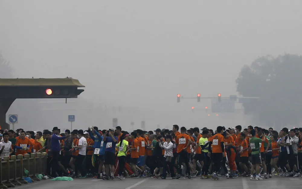 Beijing Marathoners Don Face Masks to Battle Smog