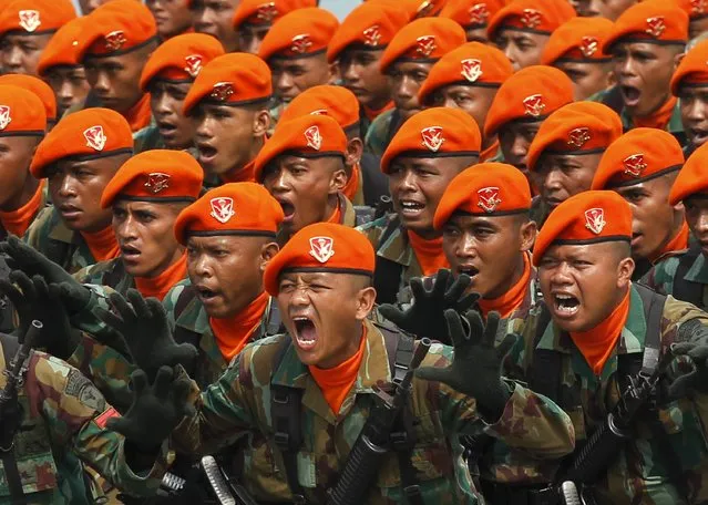 Indonesian Air Force soldiers from the Paskhas corps shout slogans during a rehearsal for a ceremony marking the 70th anniversary of Indonesia's military in Cilegon, Banten province, October 3, 2015. (Photo by Reuters/Beawiharta)