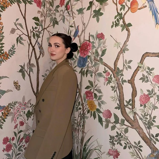 American actress Maude Apatow early February 2023 attempts to blend into the wallpaper. (Photo by maudeapatow/Instagram)