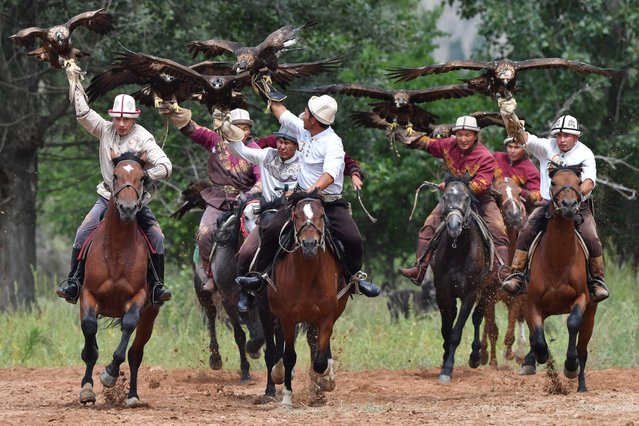Kyrgyz eagle hunters, also known as berkutchi, riding horses prepare to release their golden eagles during the hunting festival "Salburun", in the village of Bokonbayev, near Lake Issyk-Kul, on August 2, 2025. (Photo by Vyacheslav Oseledko/AFP Photo)