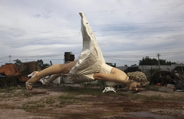 A giant statue of U.S. actress Marilyn Monroe is seen at the dump site of a garbage collecting company in Guigang, Guangxi Zhuang Autonomous Region, in this June 18, 2014 file photo. (Photo by Reuters/China Daily)