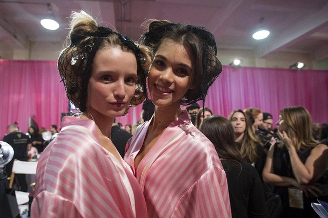 Models pose backstage before the Victoria's Secret Fashion Show in the Manhattan borough of New York November 10, 2015. (Photo by Carlo Allegri/Reuters)