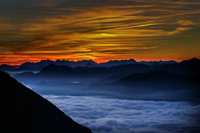 Fog covers the Inntal valley as the sunrise is seen from Hundskopf mountain in the western Austrian village of Gnadenwald, Austria September 7, 2016. (Photo by Dominic Ebenbichler/Reuters)