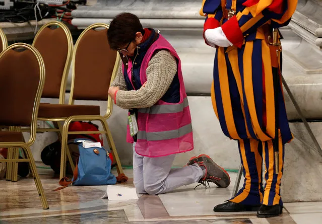 A woman prays during a Jubilee mass for homeless people celebrated by Pope Francis in Saint Peter's Basilica at the Vatican November 13, 2016. (Photo by Remo Casilli/Reuters)