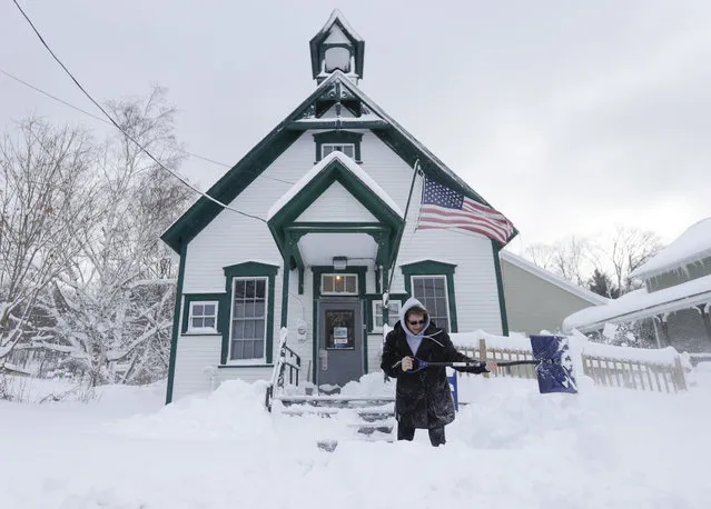 Postal clerk Pamela Bentley shovels lake-effect snow in front of the U.S. Post Office, Monday, November 21, 2016, in Grafton, N.Y. (Photo by Mike Groll/AP Photo)