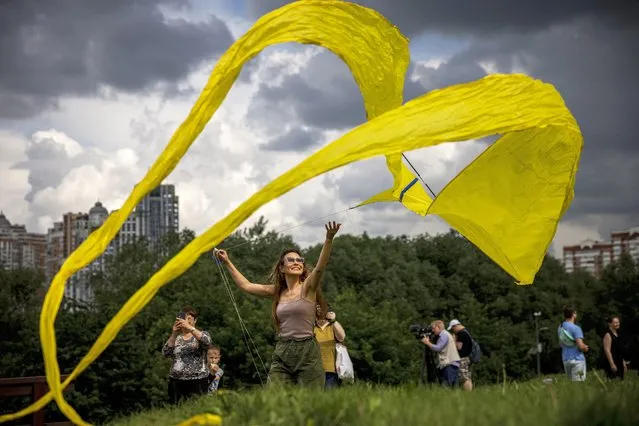 A participant flies a kite during the “Letatlin N4” annual Festival of Kites, in Moscow, Russia on June 6, 2021. (Photo by Dimitar Dilkoff/AFP Photo)