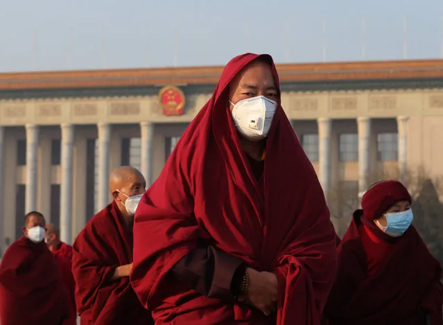 Monks wearing masks walk at Tiananmen Square during a polluted day in Beijing, China, December 17, 2016. (Photo by Reuters/Stringer)