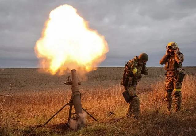 Ukrainian servicemen fire a mortar on a front line, as Russia's attack on Ukraine continues, in Kharkiv region, Ukraine on October 25, 2022. (Photo by Vyacheslav Madiyevskyy/Reuters)