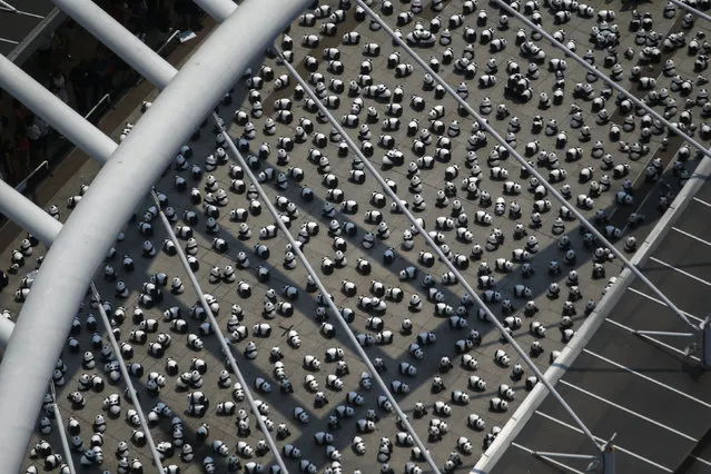 Panda sculptures are seen at the Chong Nonsi bridge during an exhibition by French artist Paulo Grangeon in Bangkok, Thailand, March 8, 2016. (Photo by Athit Perawongmetha/Reuters)