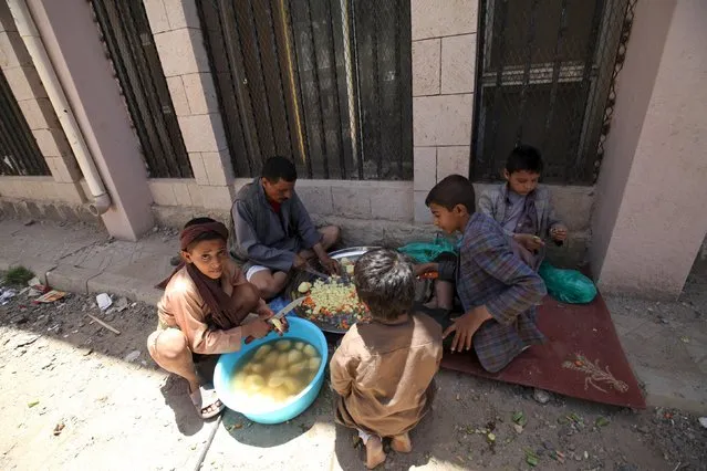 Internally displaced children participate in lunch preparations in a school in Sanaa May 17, 2015. The children were forced to leave their homes in the nearby province of Saada amidst Saudi-led air strikes. (Photo by Mohamed al-Sayaghi/Reuters)