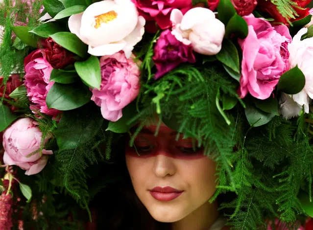 A model wears a floral headdress at the Royal Horticultural Society's Chelsea Flower show in London, Britain, May 22, 2017. (Photo by Dylan Martinez/Reuters)