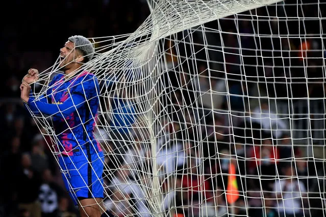 Ronald Araujo of FC Barcelona reacts inside the goal after missing a chance to score during the UEFA Europa League Quarter Final Leg Two match between FC Barcelona and Eintracht Frankfurt at Camp Nou on April 14, 2022 in Barcelona, Spain. (Photo by David Ramos/Getty Images)